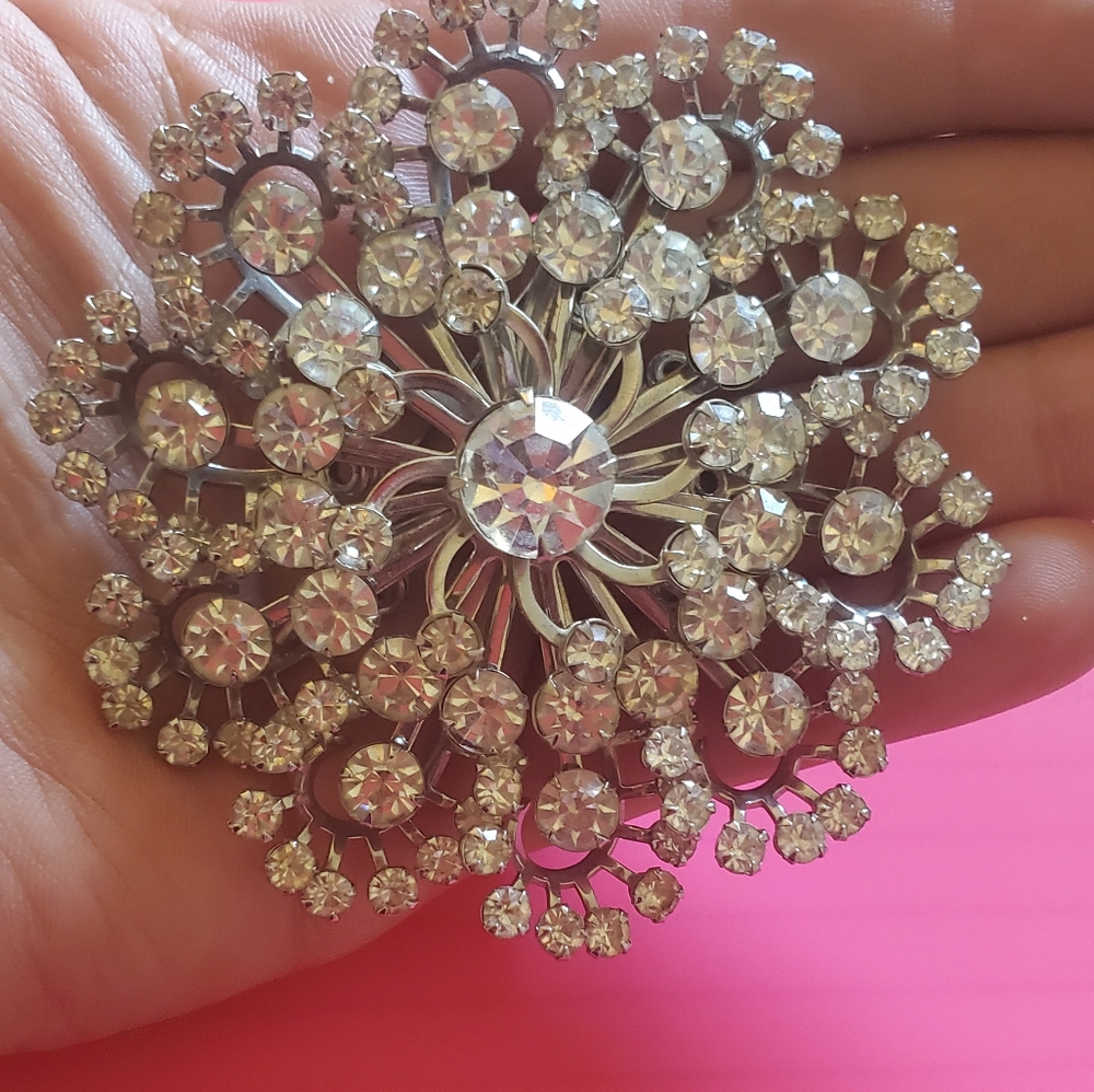 Vintage rhinestone brooch pin flower design